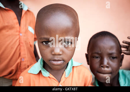 Jungs posieren für die Kamera an einer Schule in Kasese, uganda Stockfoto