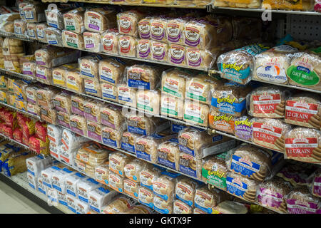 Brote von verschiedenen Sorten von Pepperidge Farm Brot und anderen Marken werden auf Samstag, 13. August 2016 auf einem Supermarktregal in New York gesehen. (© Richard B. Levine) Stockfoto