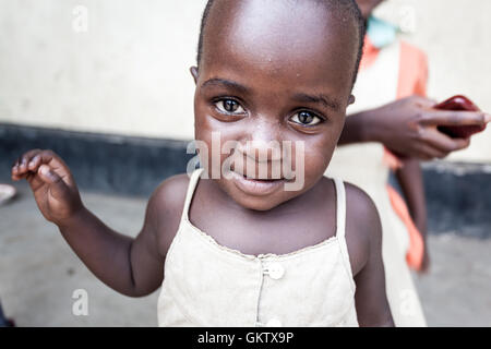 ein junges Mädchen posiert für die Kamera an einer Schule in Kasese, uganda Stockfoto