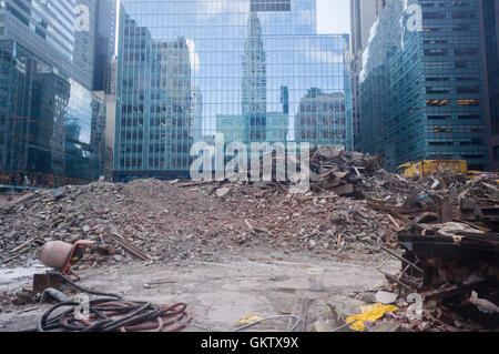 Schutt in einer Baustelle nach dem Abriss eines Bürogebäudes Weg für den Bau von einem Vanderbilt Vanderbilt Avenue gegenüber Grand Central Terminal in New York, gesehen auf Sonntag, 14. August 2016 machen. Das Chrysler Building ist in das Glas eines Bürogebäudes reflektierten gesehen. (© Richard B. Levine) Stockfoto