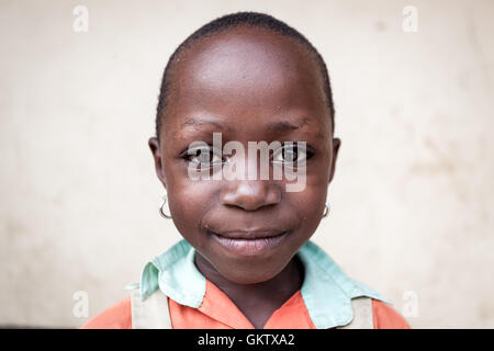 ein junges Mädchen posiert für die Kamera an einer Schule in Kasese, uganda Stockfoto