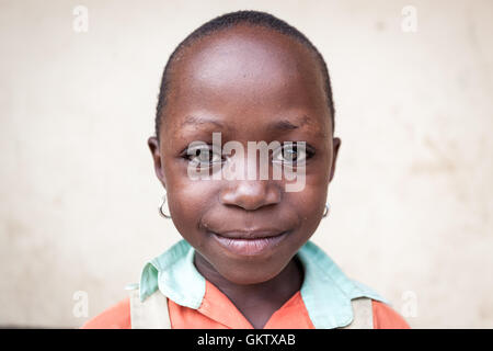 ein junges Mädchen posiert für die Kamera an einer Schule in Kasese, uganda Stockfoto