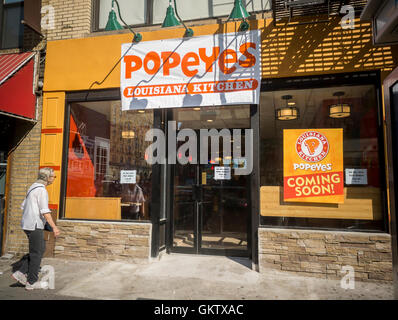 Ein zukünftiges Zuhause eines Popeyes Louisiana Küche Fast-Food-Restaurants in Chelsea in New York am Donnerstag, 18. August 2016. Popeye Louisiana Küche veröffentlicht Ergebnis im zweiten Quartal Entsendung flach Binnenwachstum Konkurrenz von anderen Ketten. (© Richard B. Levine) Stockfoto