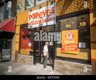 Ein zukünftiges Zuhause eines Popeyes Louisiana Küche Fast-Food-Restaurants in Chelsea in New York am Donnerstag, 18. August 2016. Popeye Louisiana Küche veröffentlicht Ergebnis im zweiten Quartal Entsendung flach Binnenwachstum Konkurrenz von anderen Ketten. (© Richard B. Levine) Stockfoto