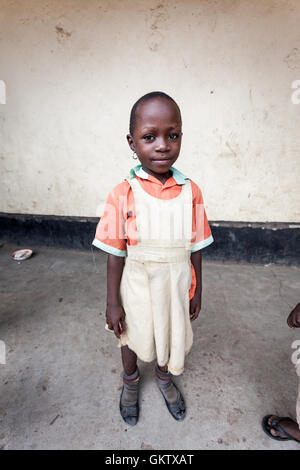 ein junges Mädchen posiert für die Kamera an einer Schule in Kasese, uganda Stockfoto