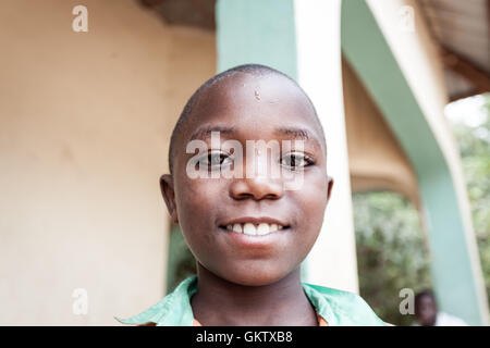 Ein kleiner Junge posiert für die Kamera an einer Schule in Kasese, uganda Stockfoto