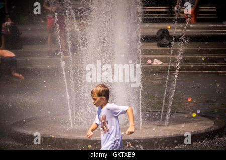 New Yorker und Besucher genießen den Brunnen im Washington Square Park in Greenwich Village in New York auf Samstag, 13. August 2016. Glühende Hitze und klebrige Feuchtigkeit sind über das Wochenende die Temperatur fühlen Weg über 100 Grad F. eingezogen Die Stadt hat eine beratende Hitze mit Kühlung Zentren eröffnet in den fünf Boroughs ausgestellt. (© Richard B. Levine) Stockfoto