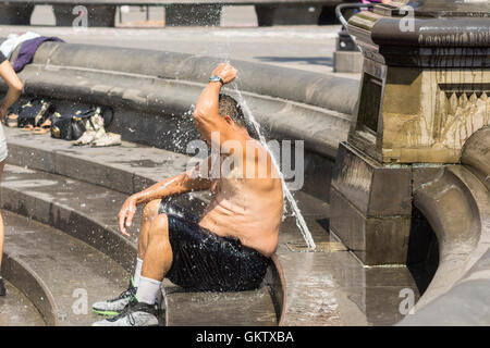 New Yorker und Besucher genießen den Brunnen im Washington Square Park in Greenwich Village in New York auf Samstag, 13. August 2016. Glühende Hitze und klebrige Feuchtigkeit sind über das Wochenende die Temperatur fühlen Weg über 100 Grad F. eingezogen Die Stadt hat eine beratende Hitze mit Kühlung Zentren eröffnet in den fünf Boroughs ausgestellt. (© Richard B. Levine) Stockfoto