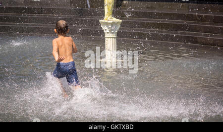 New Yorker und Besucher genießen den Brunnen im Washington Square Park in Greenwich Village in New York auf Samstag, 13. August 2016. Glühende Hitze und klebrige Feuchtigkeit sind über das Wochenende die Temperatur fühlen Weg über 100 Grad F. eingezogen Die Stadt hat eine beratende Hitze mit Kühlung Zentren eröffnet in den fünf Boroughs ausgestellt. (© Richard B. Levine) Stockfoto