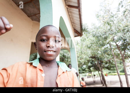 Ein kleiner Junge posiert für die Kamera an einer Schule in Kasese, uganda Stockfoto