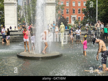 New Yorker und Besucher genießen den Brunnen im Washington Square Park in Greenwich Village in New York auf Samstag, 13. August 2016. Glühende Hitze und klebrige Feuchtigkeit sind über das Wochenende die Temperatur fühlen Weg über 100 Grad F. eingezogen Die Stadt hat eine beratende Hitze mit Kühlung Zentren eröffnet in den fünf Boroughs ausgestellt. (© Richard B. Levine) Stockfoto