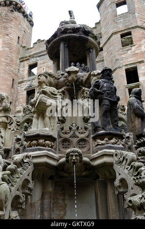 Geschnitzten Stein Zeichen auf den Springbrunnen im königlichen Linlithgow Palace in zentralen Rechtsdiskussion. Stockfoto