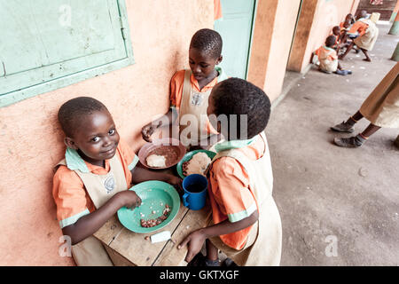 Eine Gruppe von Mädchen essen Mittagessen während einer Pause vom Studium an einer Schule in Uganda Stockfoto