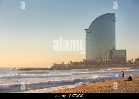 W Hotel in Barcelona direkt am Meer. Im Volksmund bekannt als das Hotel Vela (Segel-Hotel). Stockfoto