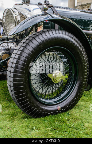 Oldtimer Bentley - Vorderrad, East Yorkshire Vollblut Auto Club Vintage & klassischen Fahrzeug Rallye, Brodsworth Hall, Doncaster Stockfoto