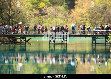 Touristen besichtigen in Jiuzhaigou Nationalpark in China. Stockfoto