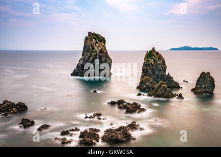 Omijima Insel, Yamaguchi, Japan felsigen Küste auf dem Meer von Japan. Stockfoto