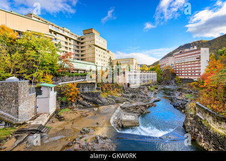 Jozankei, Japan Gasthäuser und Fluss Skyline im Herbst. Stockfoto