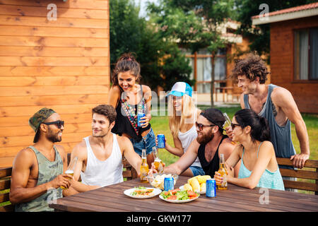 Glücklich Gruppe von jungen fröhlichen Freunden Spaß beim Picknick im grünen Stockfoto