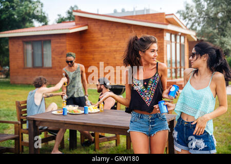 Glücklich Gruppe von jungen fröhlichen Freunden Spaß beim Picknick im grünen Stockfoto