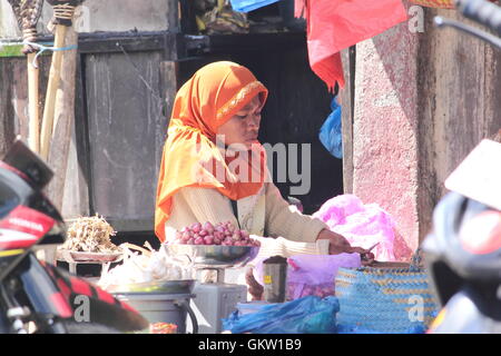 Eine Dame verkauft Regionalprodukte am Gemüsemarkt in Bajawa in Flores Indonesien. Stockfoto