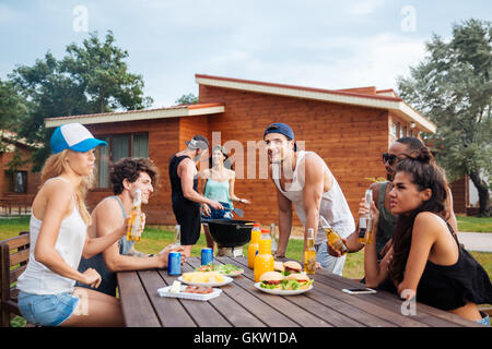 Glücklich Gruppe von jungen fröhlichen Freunden Spaß beim Picknick im grünen Stockfoto