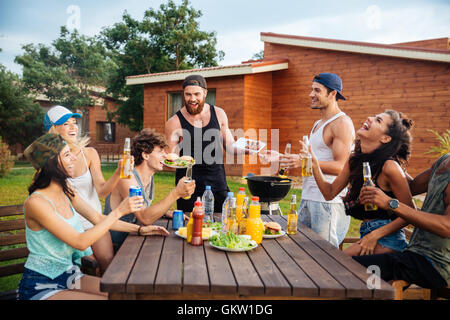 Gruppe der glückliche junge Menschen lachen und Spaß auf Grillparty Stockfoto