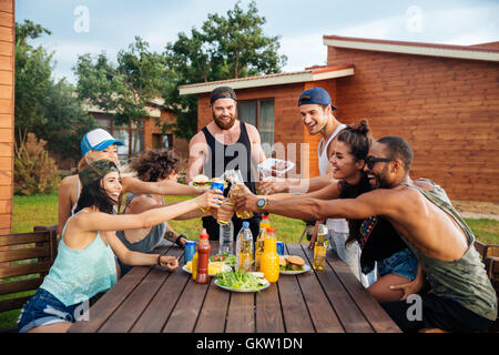 Gruppe der glückliche junge Menschen feiern und im freien feiern Stockfoto