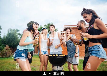 Gruppe von fröhlich glücklich Jugendliche tanzen auf dem Picknickplatz Stockfoto