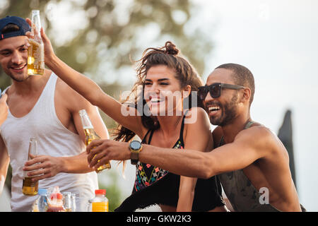 Fröhliche junge Freunde, trinken Bier und Spaß im freien Stockfoto