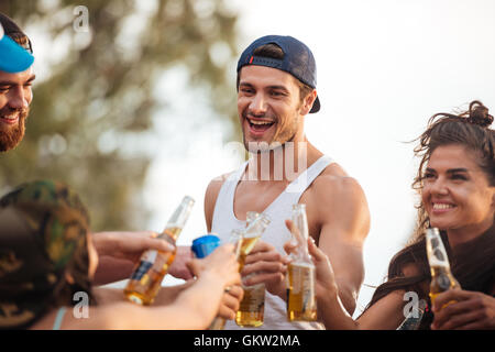Fröhlichen jungen Mann Lachen und feiern mit Freunden outsoors Stockfoto