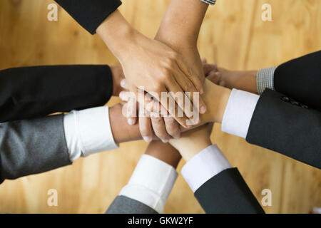 Geschäftsleute im Anzug legte ihre Hand Stapel übereinander, Kollegen Haufen von Hand - Teamwork, Einheit, Erfolg pengehäuse Stockfoto