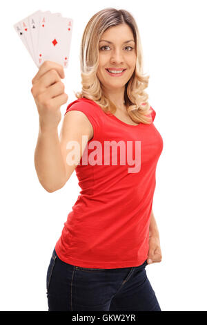 Blonde Frau posiert mit vier Asse in der Hand isoliert auf weißem Hintergrund Stockfoto