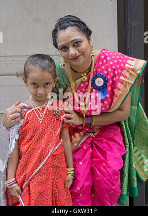 Porträt einer indischen Frau und ihre acht Jahre alte Tochter in 2016-India-Day-Parade in New York City Stockfoto