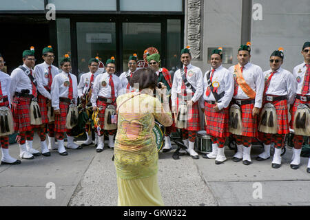 Achtzigjährigen Fotografin fotografieren eine Tasche Pipe Band bei der 2016-Indien-Parade in New York City. Stockfoto