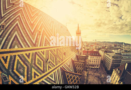 Retro-stilisierte fisheye-Objektiv Bild Wien bei Sonnenuntergang, Blick aus dem Norden Turm der St.-Stephans Kathedrale, Österreich. Stockfoto