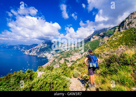 Die Wanderung der Götter ist auch bekannt als der Pfad der Götter und bietet einen atemberaubenden Blick auf die Amalfiküste. Stockfoto