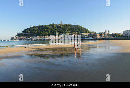 Frühen Sommermorgen auf La Concha Strand San Sebastian Spanien Stockfoto