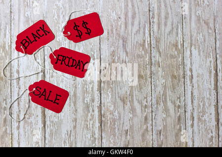 Rot schwarz Fraday Verkauf Tickets auf weißem Holz Hintergrund mit Platz für textfreiraum oder Negativraum gewaschen Stockfoto
