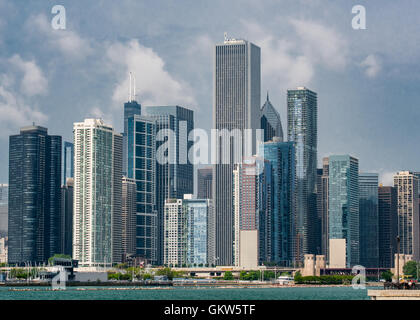 Skyline von Chicago vom Navy Pier an Sommernachmittagen Stockfoto