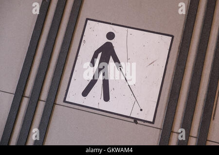 Bodenmarkierungen auf Boden für Blinde, Sehbehinderte bei Perpignan Main Hauptbahnhof, Süden von Frankreich zu unterstützen. Stockfoto
