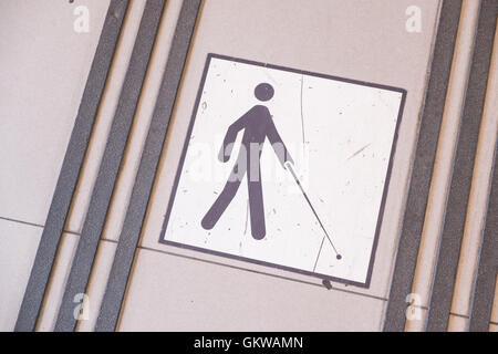 Bodenmarkierungen auf Boden für Blinde, Sehbehinderte bei Perpignan Main Hauptbahnhof, Süden von Frankreich zu unterstützen. Stockfoto