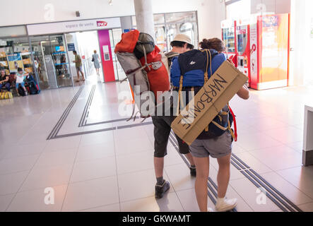 Auslandsjahr. Per Anhalter Coupleat Perpignan Bahnhof, Perpignan.Hoping, die Stadt zu verlassen. Trampen Sie, Südfrankreich. Stockfoto