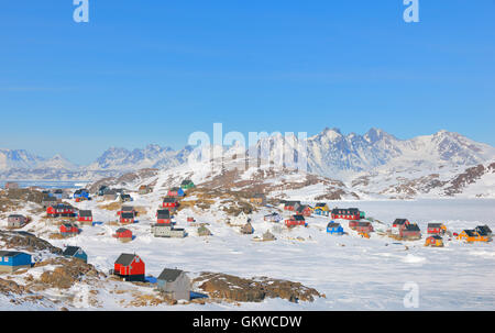 Bunte Häuser in einer kleinen Stadt in Grönland