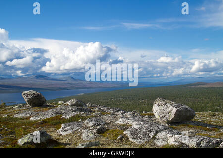 Findlinge, Felsen zurückgelassen, als das Eis, in geschmolzen Femundsmarka Nationalpark, Norwegen Stockfoto