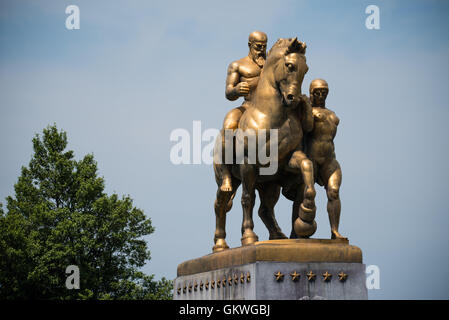 WASHINGTON, DC - die Statue, die Tapferkeit, die Teil der Kunst des Krieges und des Friedens, eine Sammlung von vier Bronzestatuen in Ost und West Potomac Parks ist. Die Kunst des Krieges stand am östlichen Ende der Arlington Memorial Bridge vor dem Lincoln Memorial. Die Kunst des Friedens stehen nur in den Norden. Die Art-Deco-Kunst des Krieges wurden von amerikanischen Bildhauer Leo Friedlander geschnitzt. Stockfoto