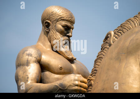 WASHINGTON, DC - die Statue, die Tapferkeit, die Teil der Kunst des Krieges und des Friedens, eine Sammlung von vier Bronzestatuen in Ost und West Potomac Parks ist. Die Kunst des Krieges stand am östlichen Ende der Arlington Memorial Bridge vor dem Lincoln Memorial. Die Kunst des Friedens stehen nur in den Norden. Die Art-Deco-Kunst des Krieges wurden von amerikanischen Bildhauer Leo Friedlander geschnitzt. Stockfoto