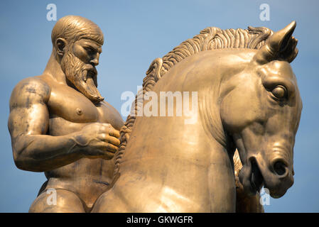 WASHINGTON, DC, USA – die Statue Valor, die Leo Friedlander als Teil der Skulpturengruppe Arts of war schuf, steht am östlichen Ende der Arlington Memorial Bridge gegenüber dem Lincoln Memorial. Diese 1951 errichtete Bronzeskulptur im Art déco-Stil stellt eines von vier monumentalen Werken dar, die den zeremoniellen Brückenzugang markieren. Stockfoto