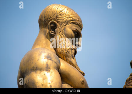 WASHINGTON, DC, USA – die Statue Valor, die Leo Friedlander als Teil der Skulpturengruppe Arts of war schuf, steht am östlichen Ende der Arlington Memorial Bridge gegenüber dem Lincoln Memorial. Diese 1951 errichtete Bronzeskulptur im Art déco-Stil stellt eines von vier monumentalen Werken dar, die den zeremoniellen Brückenzugang markieren. Stockfoto