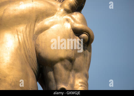 WASHINGTON, DC - die Statue, die Tapferkeit, die Teil der Kunst des Krieges und des Friedens, eine Sammlung von vier Bronzestatuen in Ost und West Potomac Parks ist. Die Kunst des Krieges stand am östlichen Ende der Arlington Memorial Bridge vor dem Lincoln Memorial. Die Kunst des Friedens stehen nur in den Norden. Die Art-Deco-Kunst des Krieges wurden von amerikanischen Bildhauer Leo Friedlander geschnitzt. Stockfoto